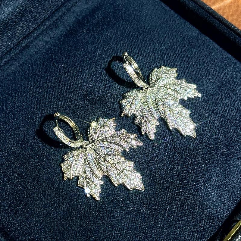 Boucles d'oreilles Feuille d'Érable pour Femmes, Ambiance Exagérée et Bijoux Brillants, Tendance, Élégantes et Populaires