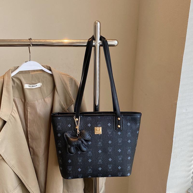 Tote bag women's large capacity 2025 new summer versatile shoulder bag casual fashion college student class commuter bag