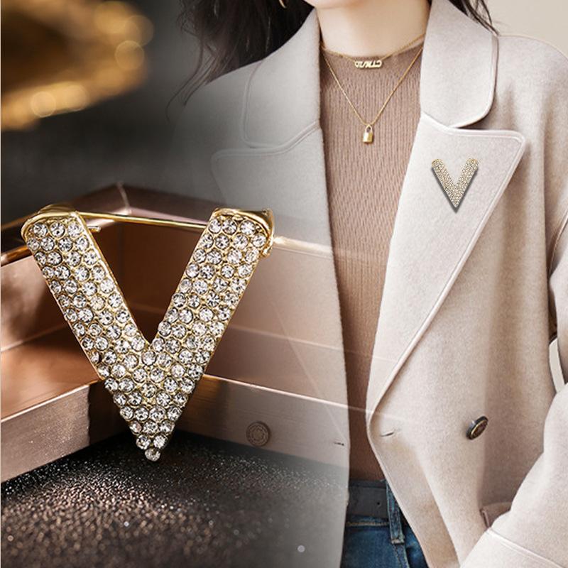 1/2Pcs Crystal Rhinestone Letter V Brooch Women English Alphabet Brooch Pin Corsage Unisex Collar Jewelry Clothes Bag Decor Gift