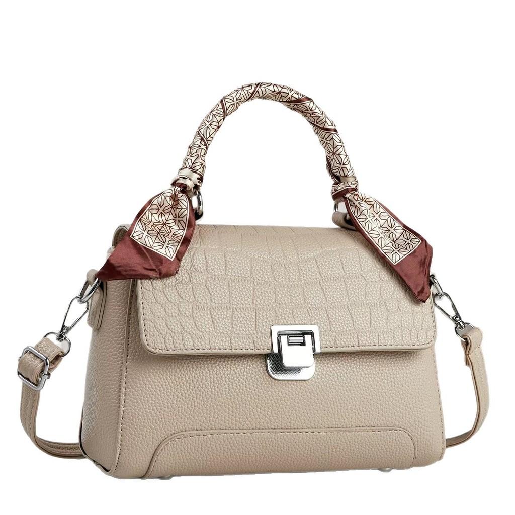 Trendy Street Style Crossbody Bag With Zipper Closure For Casual Outings