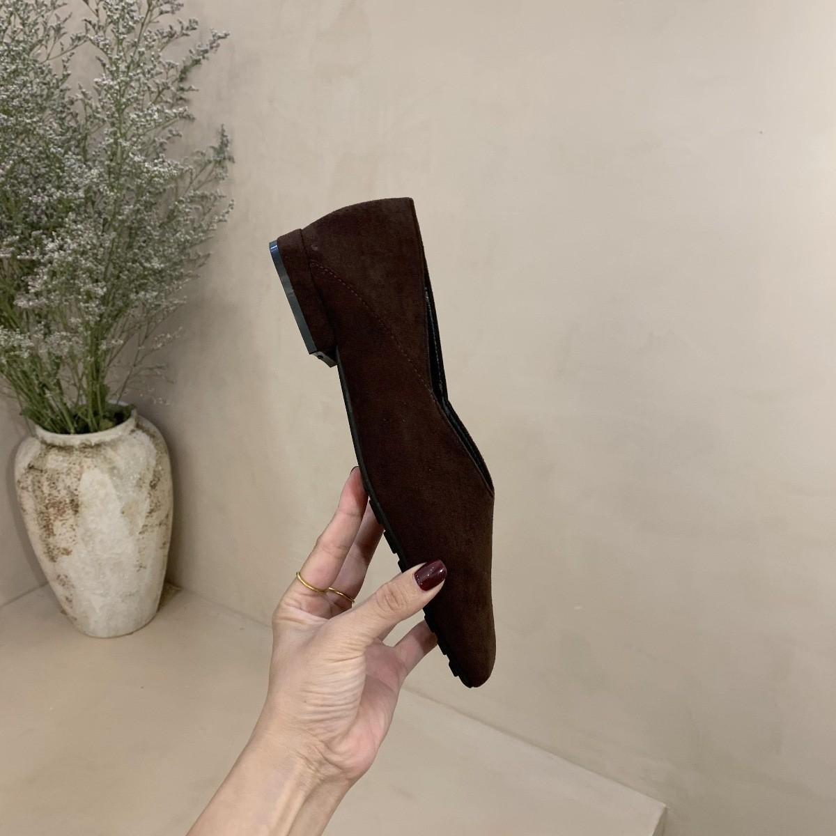 

2024 новинка начала осени новые квадратные туфли с леопардовым принтом и V-образным низом с одной педалью женские туфли из мягкой кожи корейской версии маленькие кожаные туфли 39 темно-коричневого