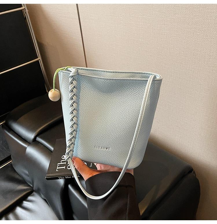 New large-capacity sense retro versatile bucket bag women's fashion shoulder work commuter messenger bag bag