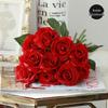 Künstlicher roter Rosenstrauß