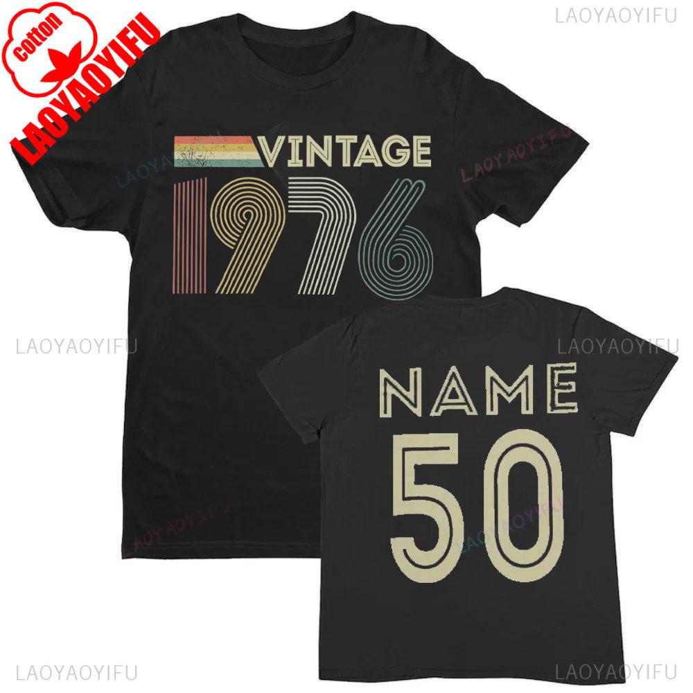 Koszulka na 50. urodziny z 1976 roku z personalizacją na 2026 rok. Pomysł na prezent z własnym imieniem. Letnie, oddychające koszulki. Nostalgia, retro.