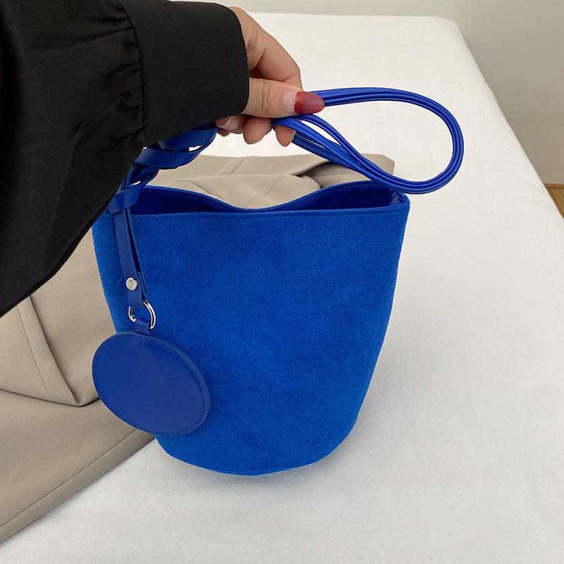 Fashion new bucket bag women's niche Korean version versatile shoulder bag retro commuter suede handbag