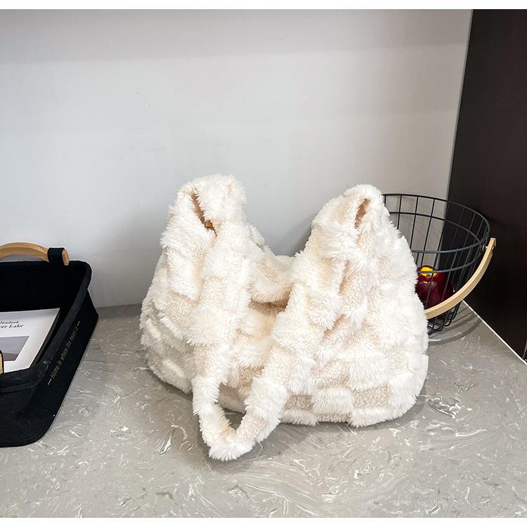 

Korean large-capacity checkerboard gatot bag women s 2025 autumn retro contrasting color plush casual shoulder messenger bag