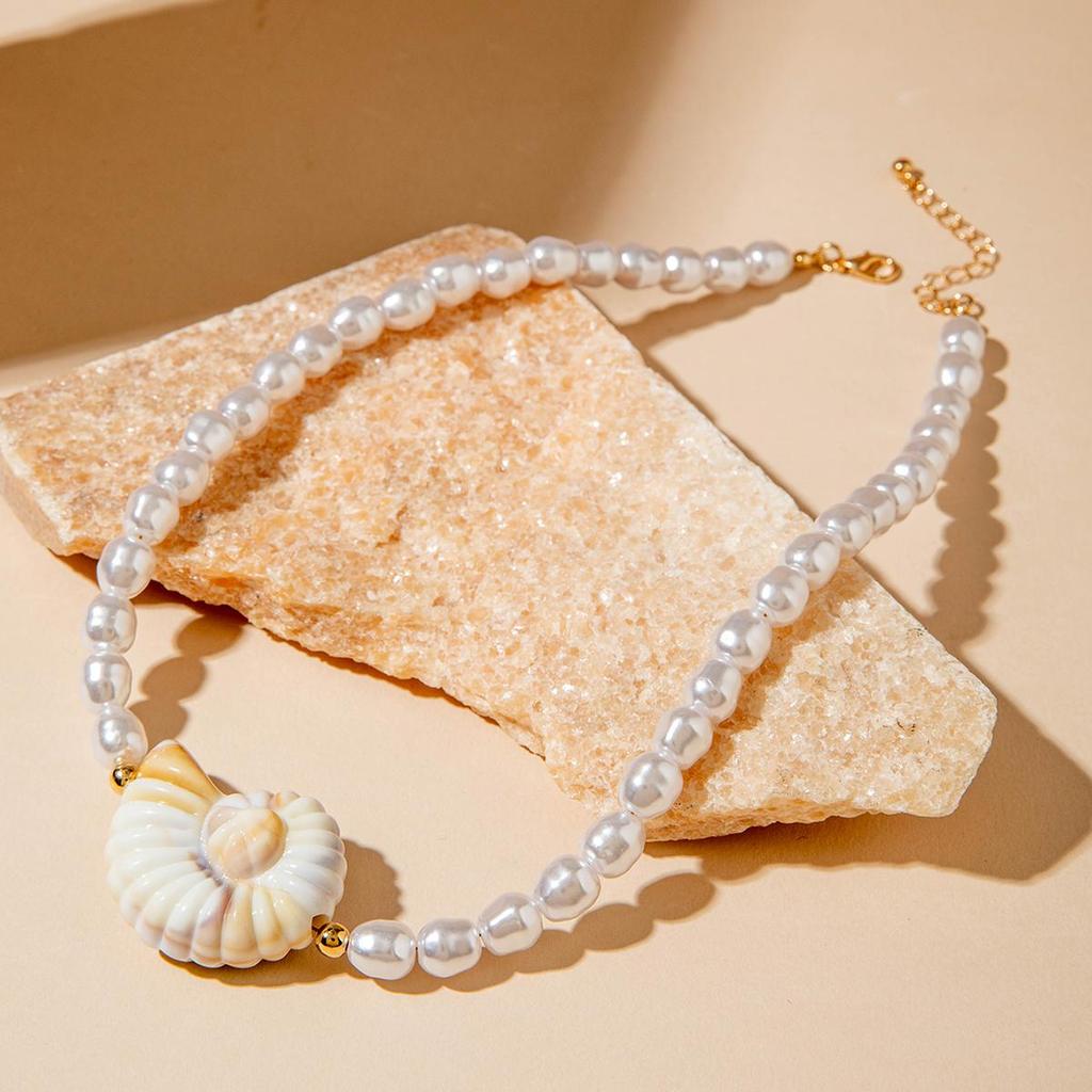 Modische und kreative Imitations-Unregelmäßige Perle Acryl Muschel Halskette für Damenschmuck Geeignet für Strandurlaub, Strandparty-Schmuck
