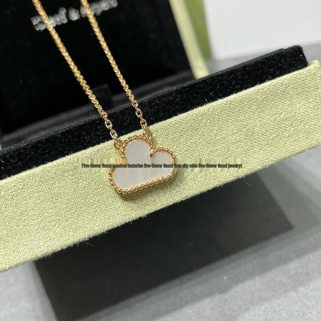 Náhrdelník Van Cleef se čtyřlístkem: Zlatý přívěsek pro ženy s pětilistým designem, bílou perletí, červeným achátem a diamantem.