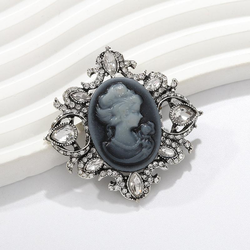

Retro Fashionable Ladies Beauty Head High-end Relief Brooch 3*5CM