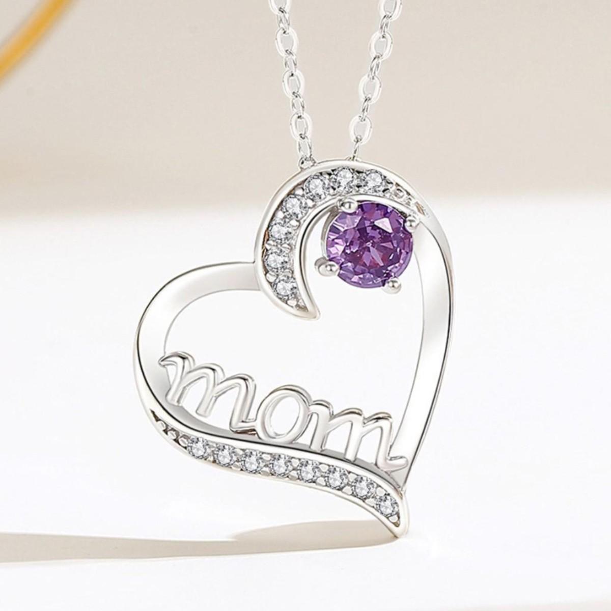 

Heart-shaped thickened pendant with diamond necklace.
