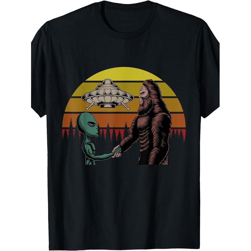 Alien with UFO Gives Bigfoot the Hand in the Sunset T-Shirt