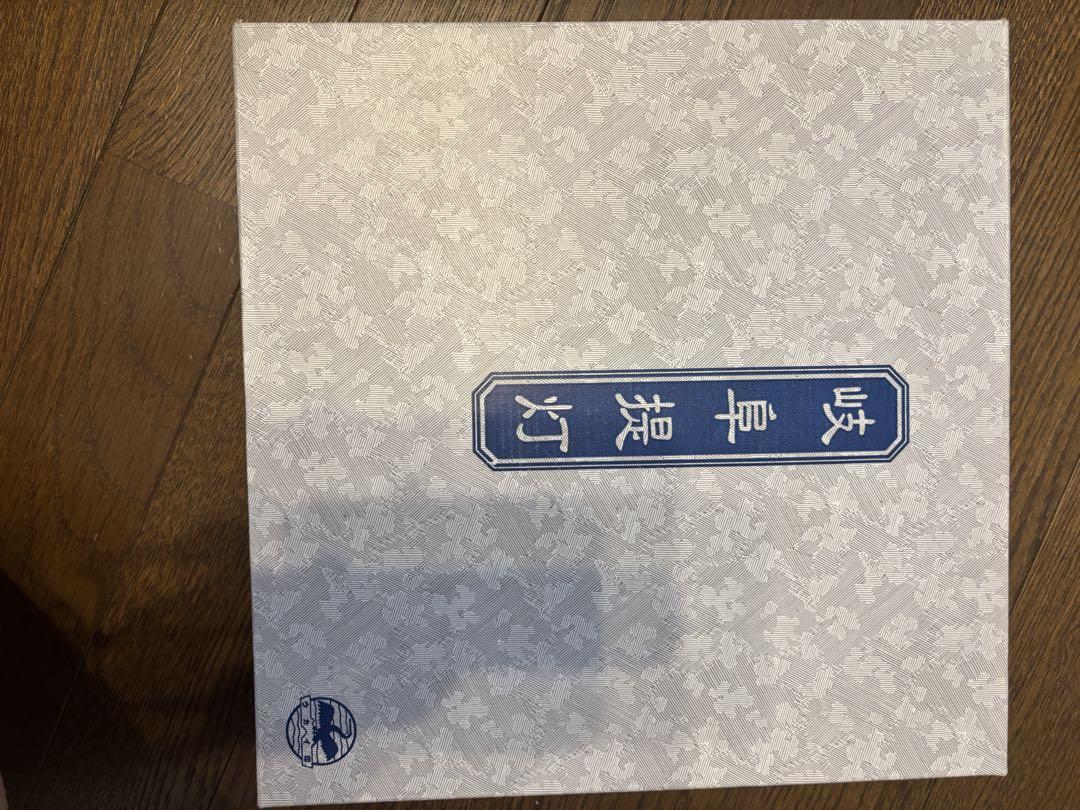 

[USED] Art book, blue cover, circular base