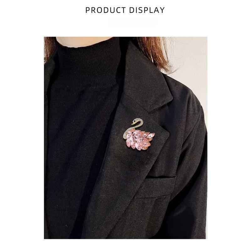 Crystal Swan brooch, high-end and sophisticated, niche, small fragrance, retro chest flower, Korean version, anti glare, pin clothing accessories