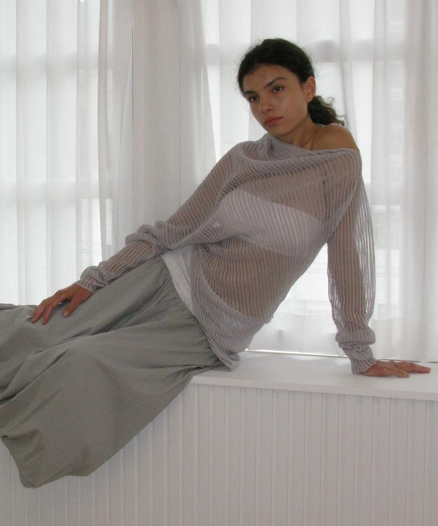 PARTIMENTO WOMEN Sheer Asymmetrical Knit Crew Neck_Light Gray