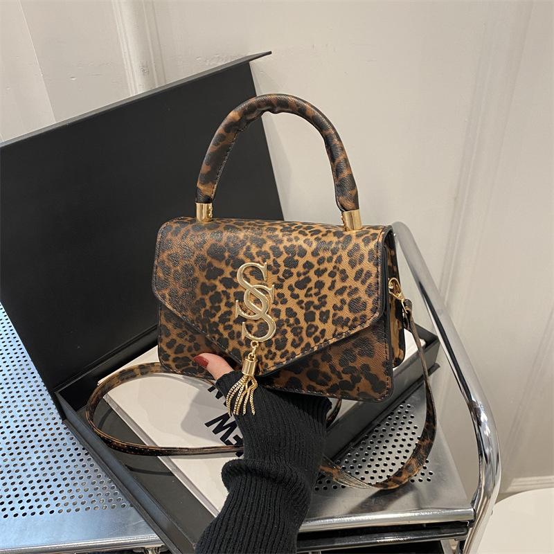 

Small bag niche design leopard print 2025 new portable foreign style casual retro foreign style personalized messenger small square bag темно-коричневого
