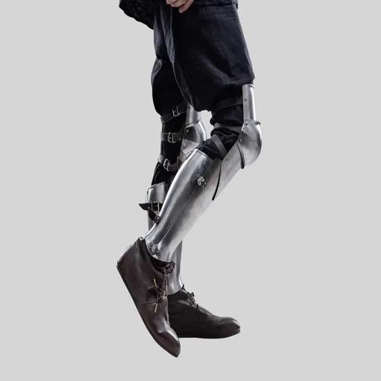 שריון רגליים אביר מימי הביניים עם מגני ברכיים שריון רגליים מפלדה עם הגנת ברכיים פלדה מלוטשת המתנה הטובה ביותר