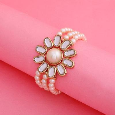 Traditionelles goldenes Kundan-Armband mit Perlenblume