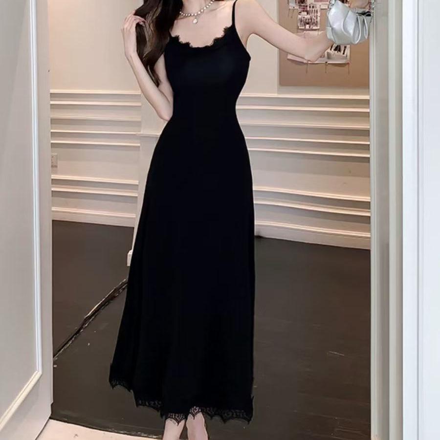 Damska Letnia Sukienka na Ramiączkach z Koronkowymi Wstawkami - Styl Celebrytki, Dopasowana, Długa i Elegancka