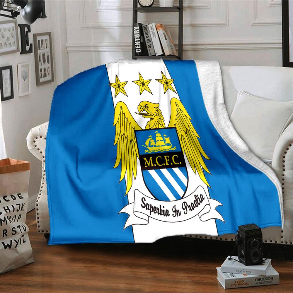 Fotbalová deka Manchester Crest z flanelu, měkký polyester, moderní design, celoroční pro kempování, cestování, dárky k svátkům nebo narozeninám