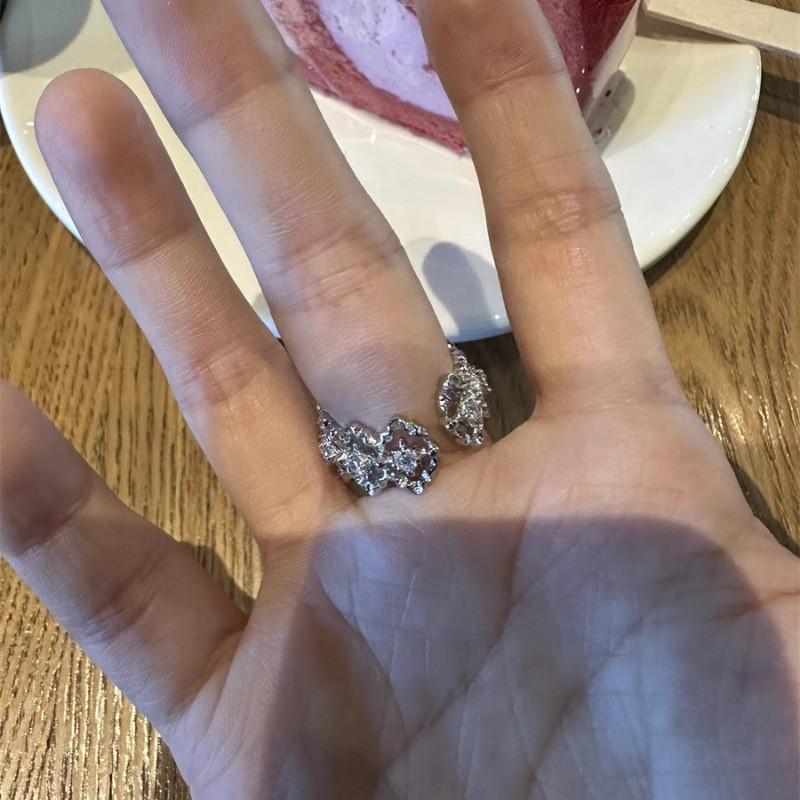 Geometric Copper Ring For Women Featuring Sparkling Diamonds And Unique Style For Summer 2024