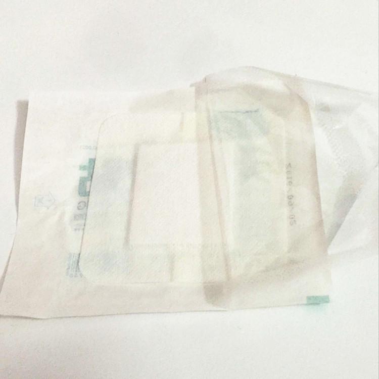 Több méretű légáteresztő ragasztós IV sebkötözők és kötszerek