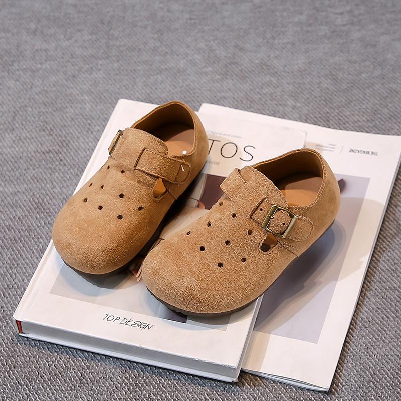 Dziecięce płaskie buty jednolity kolor retro buty modowe dla dziewczynek kolor cukierkowy 2025 nowe mokasyny chłopięce na rzepy ażurowe słodkie trend Ins