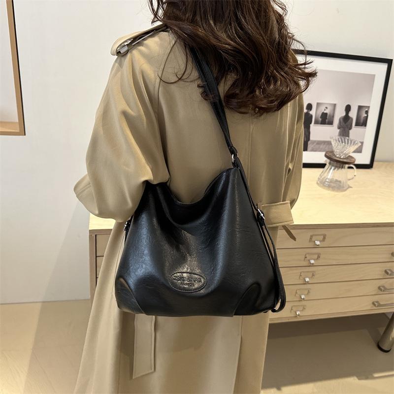 2025 Autumn New Korean Version Fashion Casual Shoulder Tote Bag Large Capacity Commuting Niche Simple Double Shoulder Women's Bag
