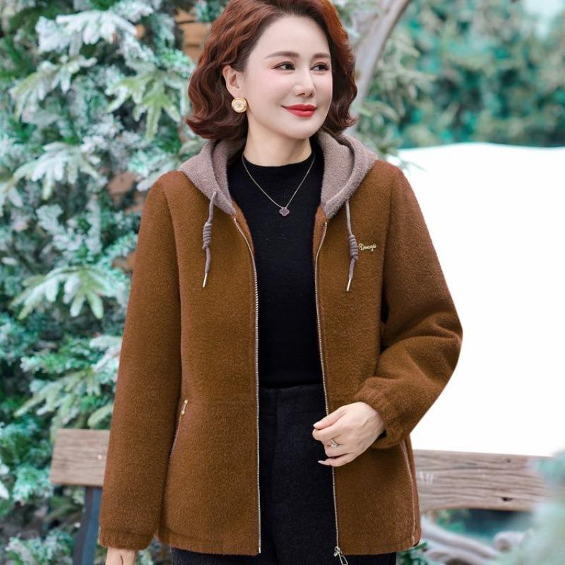 High-end middle-aged and elderly women's velvet thickened mink jacket winter new fashion mother casual hooded coat looks thin