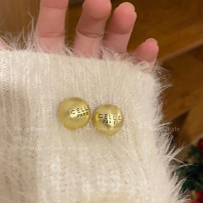 

Матовые золотые матовые серьги-пусеты в виде круглых шариков - Нишевый дизайн