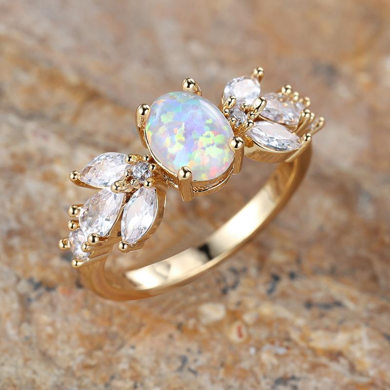 Exquisiter goldfarbener Zirkonia-Blatt-Oval-Feueropal-Ring für Frauen, Charm-Jubiläums- und Geburtstagsschmuck