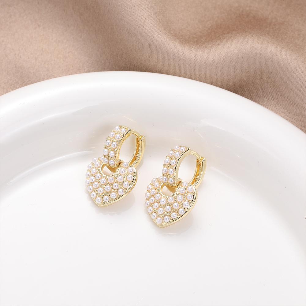 Brincos de pérola cheios de amor para mulheres, temperamento moderno e requintado, brincos de coração de alta qualidade