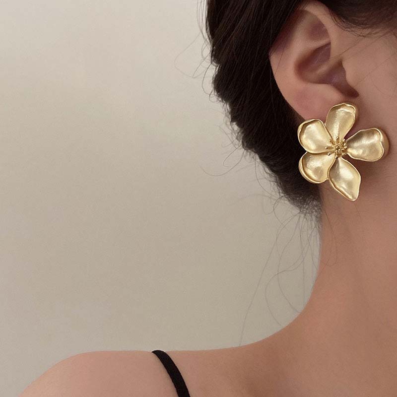 Vintage Gold Matte Texture Flower Stud Earrings for Women Girls Exaggerated Metal Irregular Earrings Jewelry Gifts