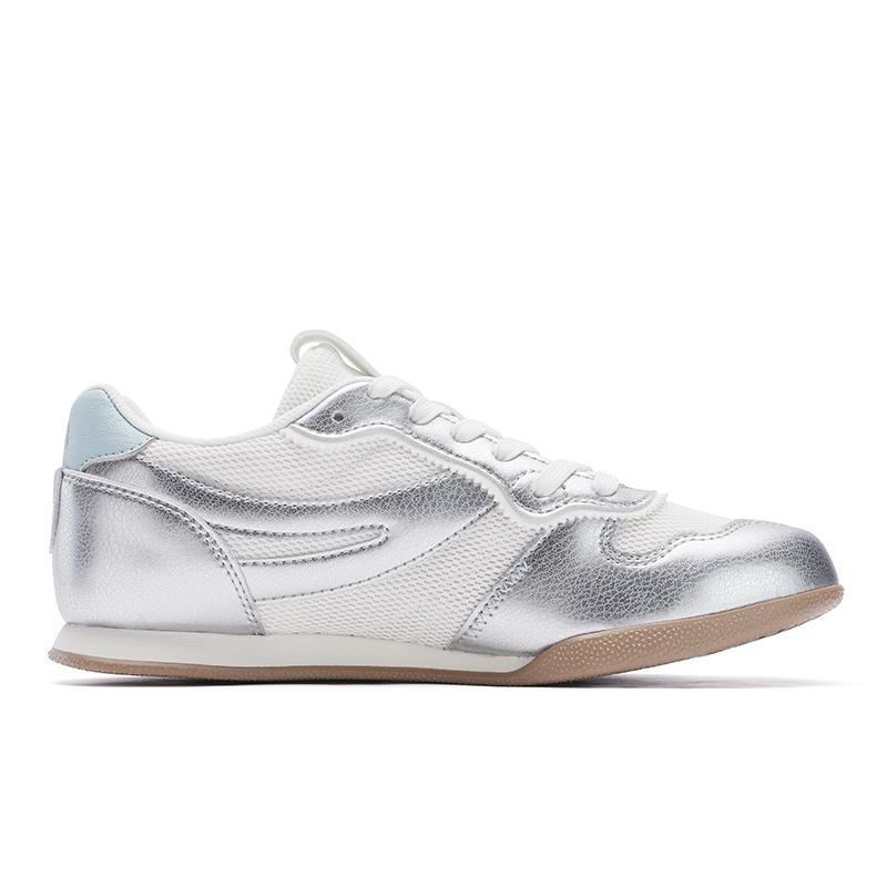 New FILA Trail Curved Edge Shoes Breathable And Lightweight Low Top Casual Shoes Women's White Silver F12W522114FWS