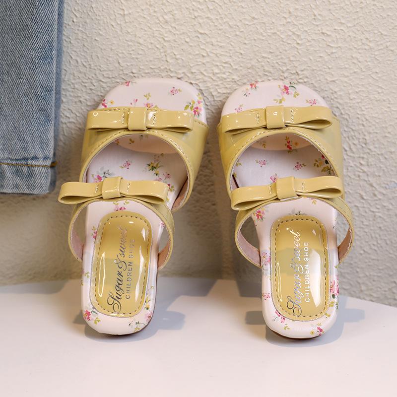 Girls' slippers for outdoor wear2026New summer styles of children's shoes: soft-soled, casual beach sandals for little girls, perfect for a trendy