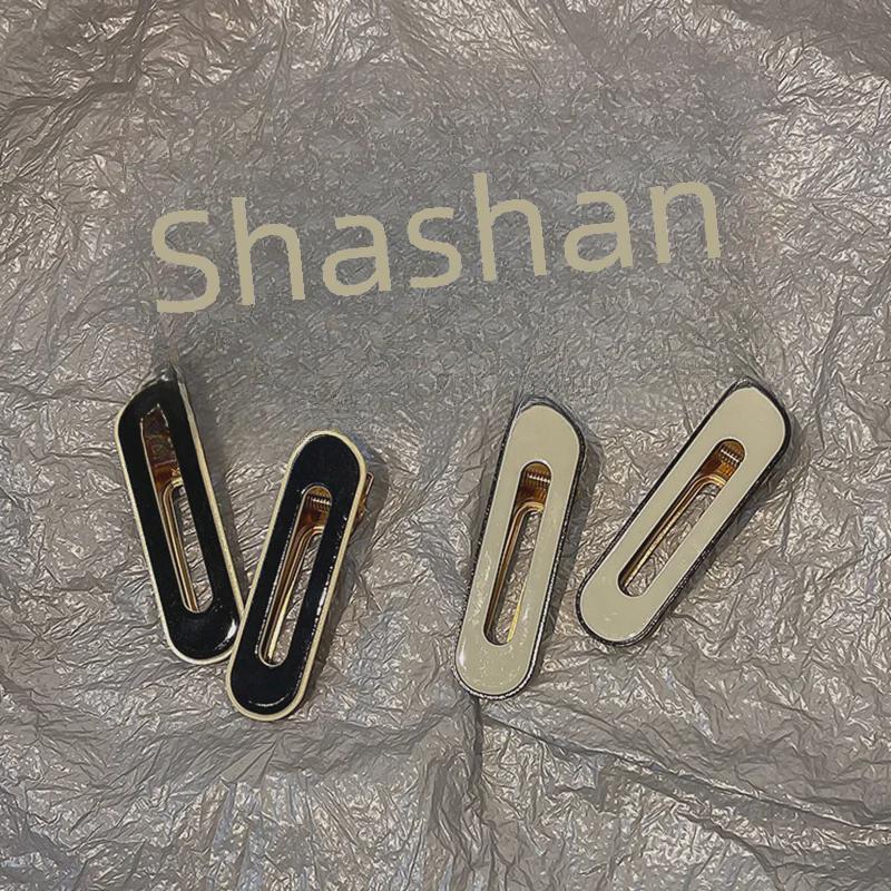 Checkerboard Black & White Plaid Hairpin: Simple, Seamless Duckbill Clip for Women