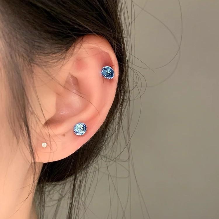 Damen Blaue Zirkon Schraubohrringe: Schlaffreundliche, hochwertige Cochlea-Stecker, die Piercings aufrechterhalten, ohne Ohrknorpel-Stecker zu entfernen.