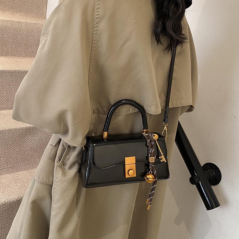 Small bag women's autumn and winter retro new versatile shoulder messenger bag portable work small bag