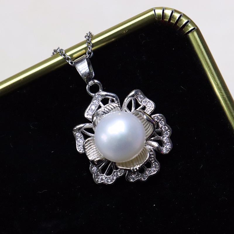 3D Flower Freshwater Pearl Pendant Necklace for Women, 18K Gold-Plated, 8-9mm, Elegant Clavicle Chain.