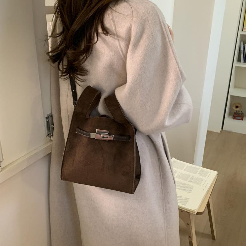 

Нишевая пряжка ремня сумка-корзина для овощей женская ретро матовая портативная сумка-ведро высокого класса легкая роскошь на плечо сумка-мессенджер