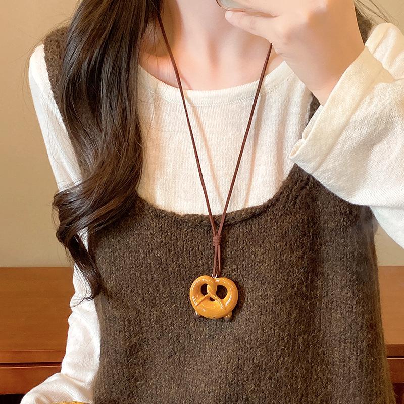 Retro Chinese Tassel Necklace: Unique Ethnic Style Women's High-End Clavicle Chain.