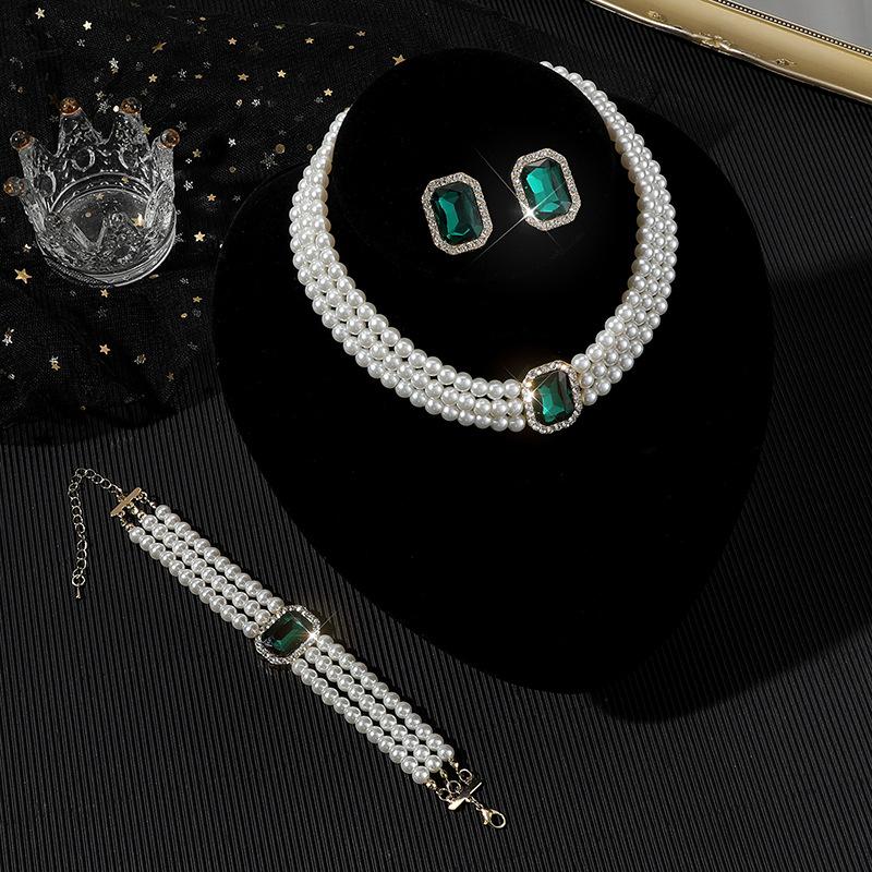Collana da sposa multistrato perla sintetica cristallo geometrico orecchini a lobo bracciale set da tre pezzi