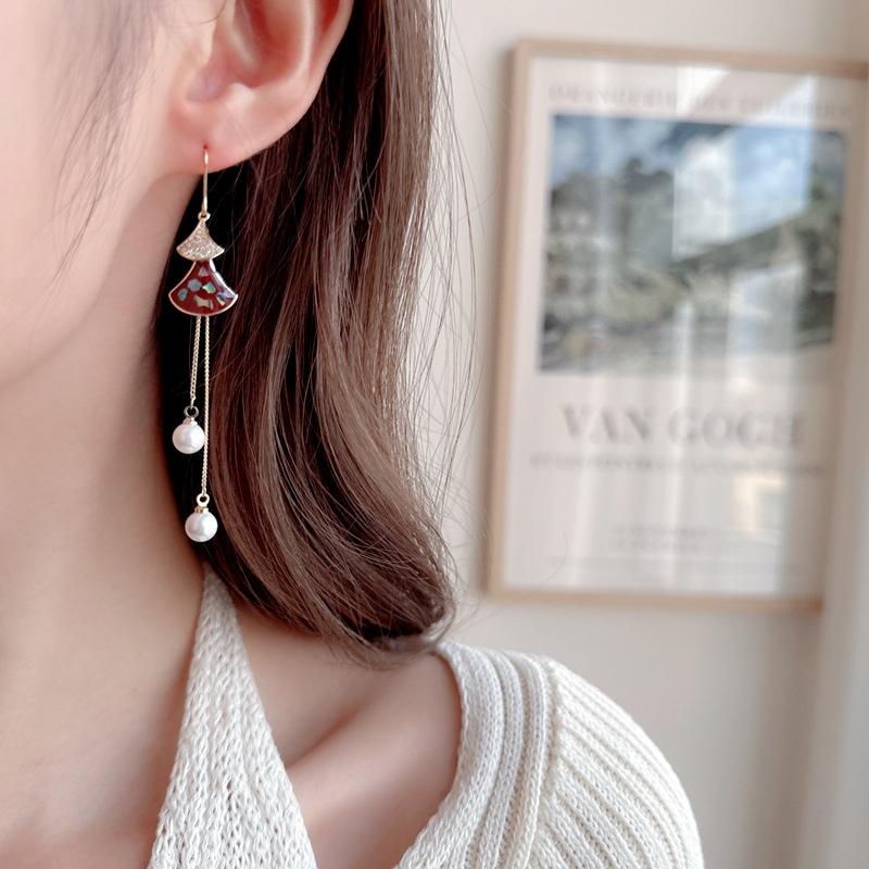 Face thin earrings trendy niche high-end long modified face fan-shaped small skirt pearl fringed earrings