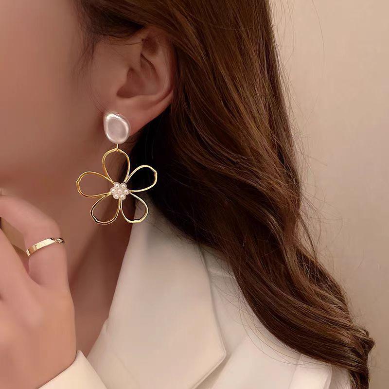 Baroque Natural Pearl Earrings Women's French Retro Temperament Stud Earrings Niche High-end Light Luxury Handmade Ear Jewelry