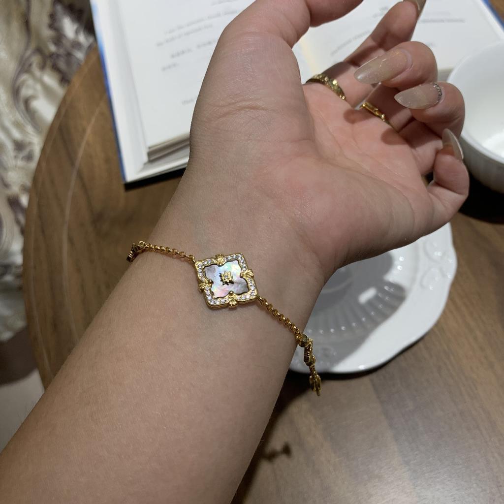 Buqi Latti Gebürstetes Kleeblatt Natürliche Weiße Fritillary Einzelblüte Armband Damen Tigerauge Armband Vintage Hof