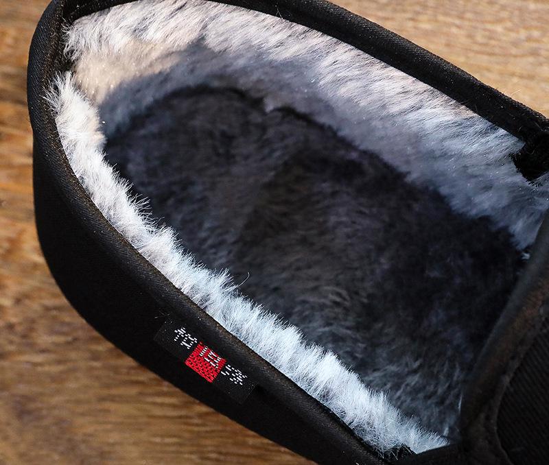 Męskie, czarne, ciepłe, materiałowe buty z pluszową wyściółką i sztucznym futrem króliczym, z antypoślizgową podeszwą ze ścięgien wołowych.