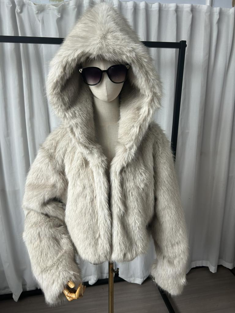 VAYLA Women Faux Fur Short Coats Y2k Hooded Jackets Long Sleeves Covered Single Breasted Thick Loose Fit Casual  Autumn Winter