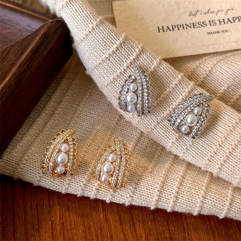 Micro-set Lace Pearl Stud Earrings for Women - Sophisticated and High-end, Unique Design, Versatile and Simple Earrings for All Occasions.