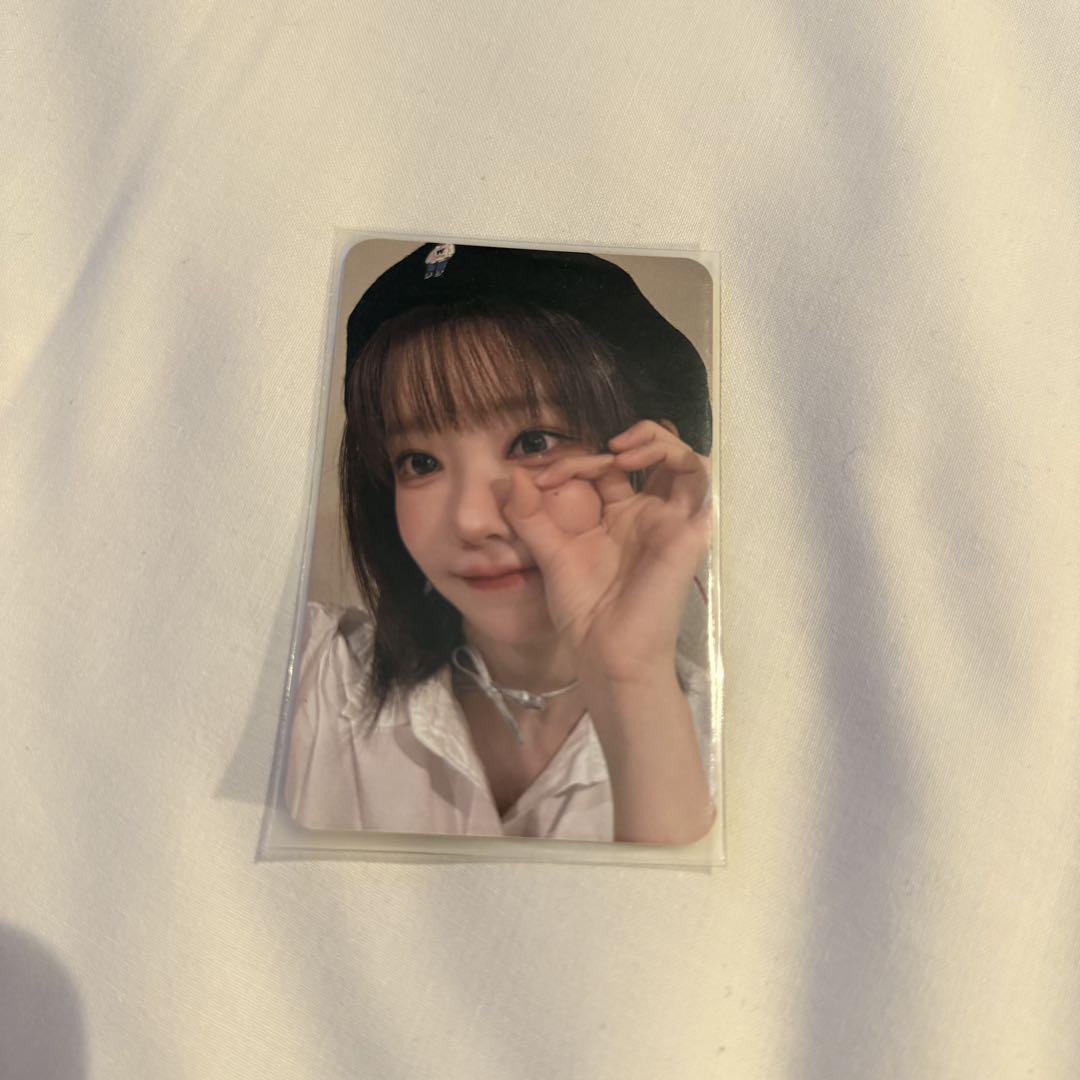 

[USED] Limited quantity QWER trading card, magenta