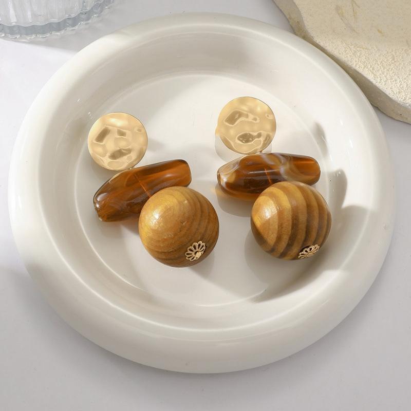 Medieval Vintage Niche Retro Wood Design Earrings Earrings Maillard Light Luxury High-end Stud Earrings