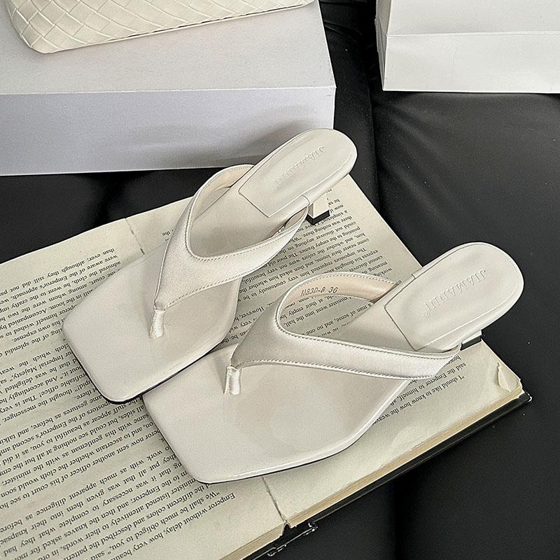 Mode Mode Eckige Zehen Damenabsätze Sandalen Hausschuhe Weibliche Flip-Flops Sommer Strand Pantoletten Flache Damen Absatzsandalen Schuhe Pumps